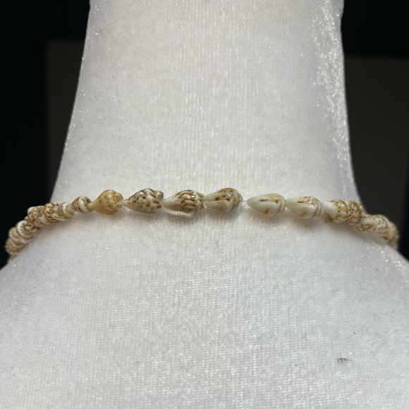 NWOT Seashell Necklace - Picture 5 of 5
